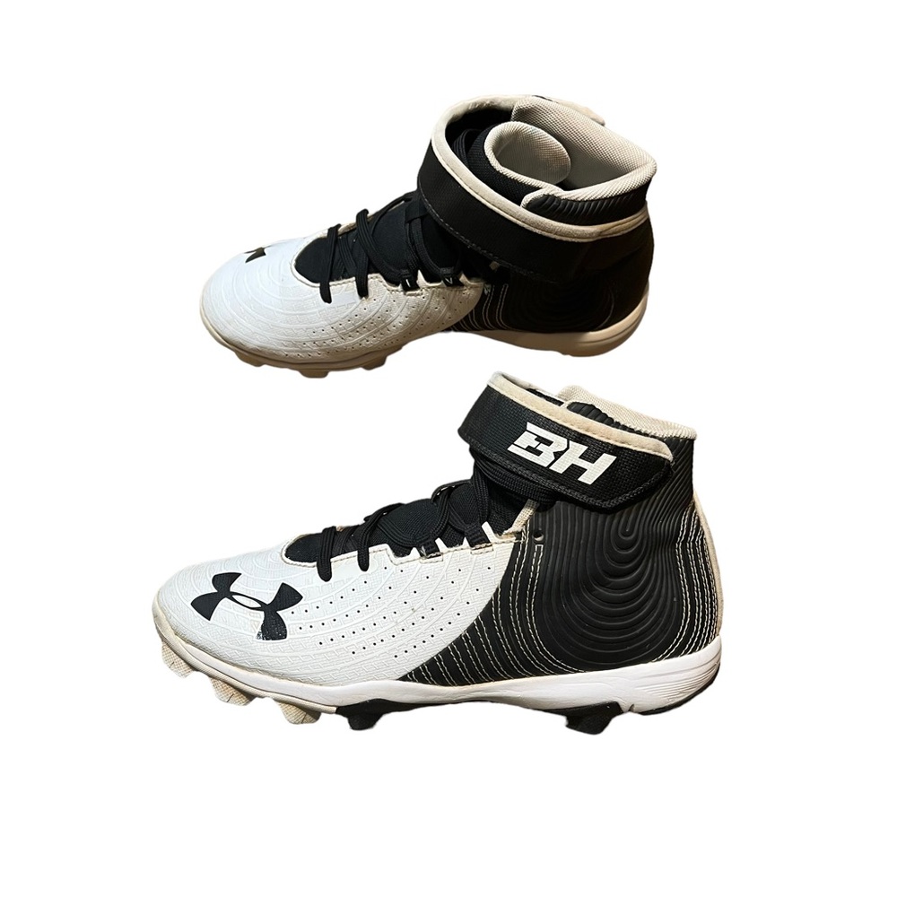Under Armour 💵 Boys Turf Cleats Size 5Y
